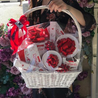 Корзина со сладостями "Raffaello"